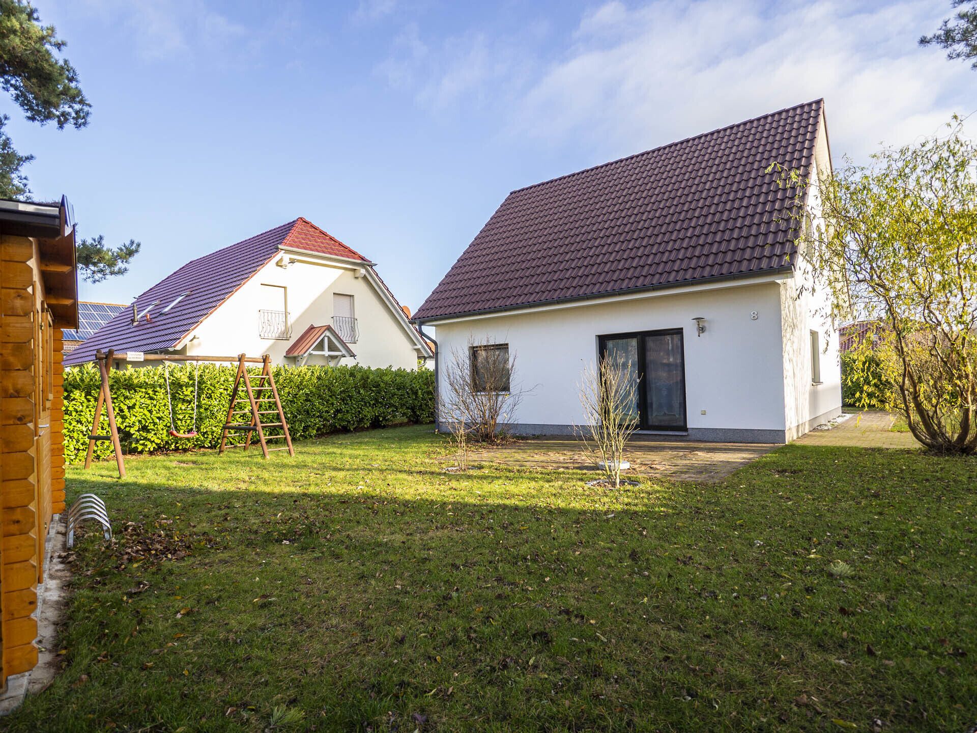 Il s’agit d’une propriété résidentielle dotée d’une pelouse bien entretenue, d’une balançoire en bois et d’un petit jardin.