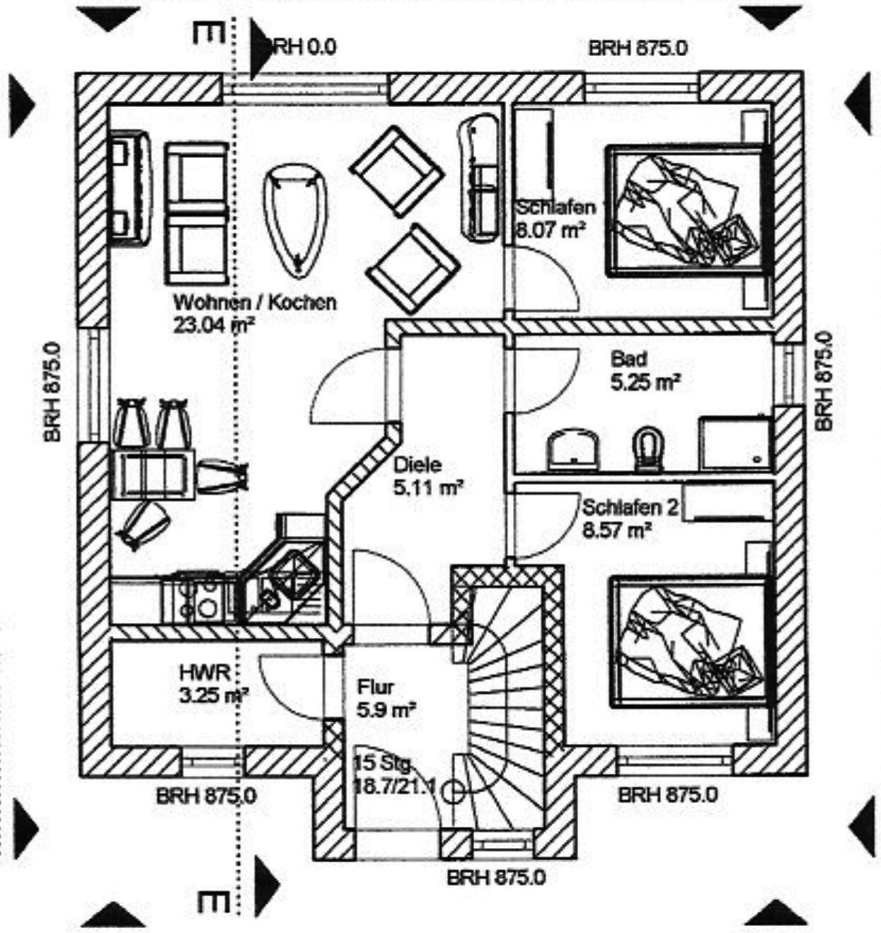 Plano de un cuarto de hotel con baño, kitchenette y sala de estar.