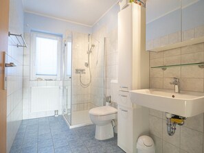Shower, towels - Vacation home Karola, apartment 1 - ground floor (Glowe)