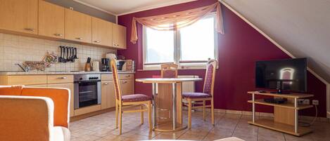 Una televisión, un reproductor estéreo