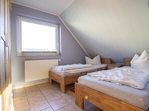 2 bedrooms, free WiFi, bed sheets - Ferienhaus Karola, Wohnung 2 - OG (Glowe)