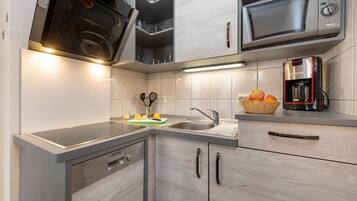 Kühlschrank, Mikrowelle, Herdplatte, Geschirrspüler