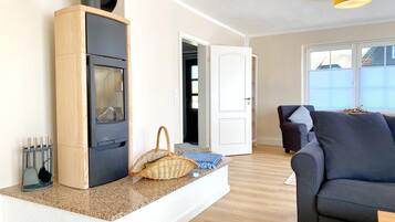 Fernseher, Kamin, DVD-Player, Stereoanlage