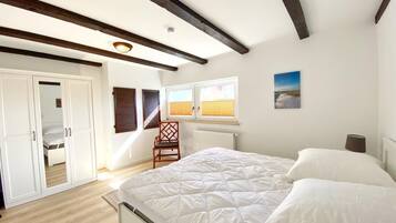 2 bedrooms, travel crib, free WiFi, bed sheets