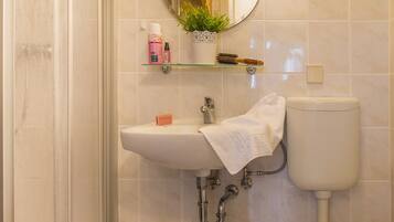 Douche, serviettes fournies