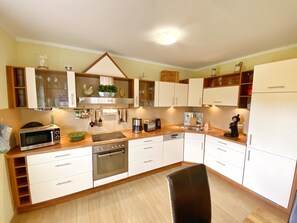 Køleskab, mikrobølgeovn, ovn, kogeplade