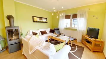 Fernseher, Kamin, DVD-Player, Stereoanlage