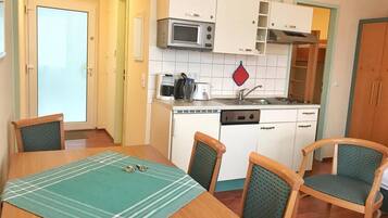 Kühlschrank, Mikrowelle, Herdplatte, Geschirrspüler