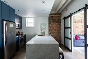 Een koelkast, een microgolfoven, een oven, een kookplaat