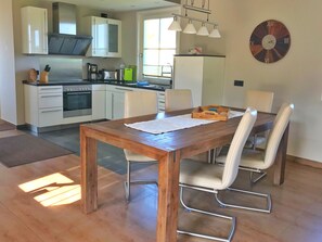 Fridge, oven, stovetop, dishwasher - Ferienhaus "sarcander" (Glowe)