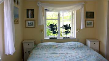 1 habitación, cuna de viaje y ropa de cama