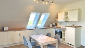 Kühlschrank, Ofen, Herdplatte, Wasserkocher mit Kaffee-/Teezubehör