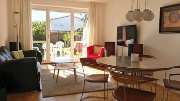 Una televisión, un reproductor de DVD, un reproductor estéreo