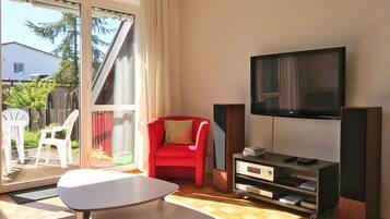 Televisión, reproductor de DVD, estéreo