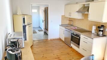 KĂŒhlschrank, Mikrowelle, Ofen, Herdplatte