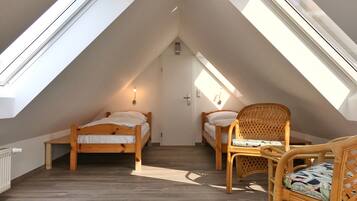 2 bedrooms, travel cot, free WiFi, bed sheets