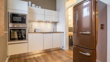 Kühlschrank, Mikrowelle, Ofen, Herdplatte