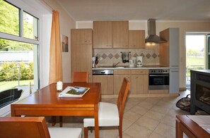 Fridge, microwave, oven, stovetop - Vacation home Emma - Apartment 1 (Lohme OT Hagen)