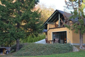 Situated in a secluded forest, this lodge offers a balcony with outdoor furniture.