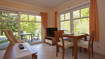 Fernseher, Kamin, Stereoanlage