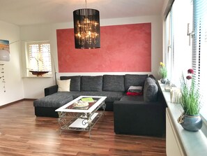 Een televisie en een stereo