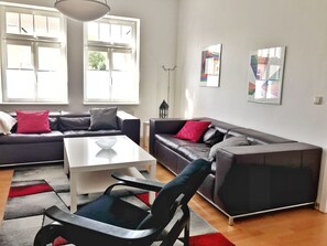 Een televisie en een stereo