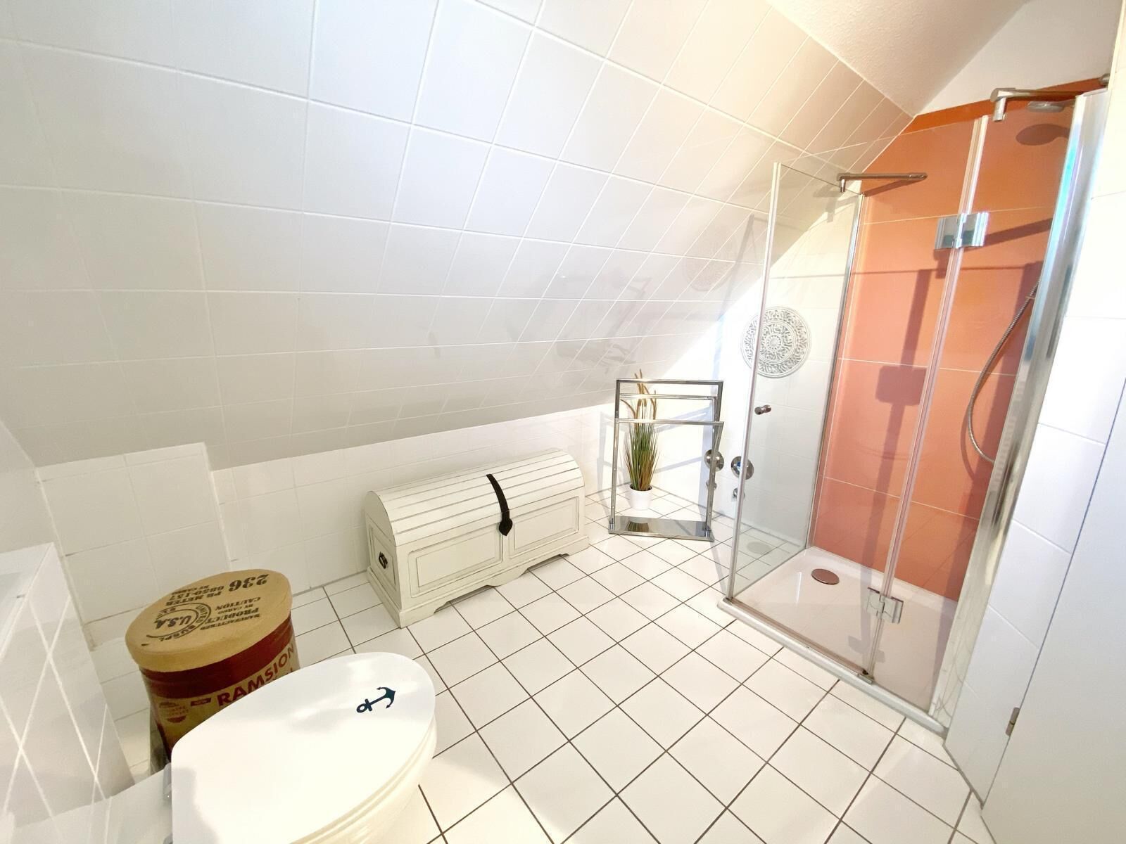 Douche, sèche-cheveux, serviettes fournies