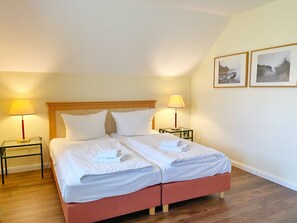 2 bedrooms, desk, travel cot, free WiFi