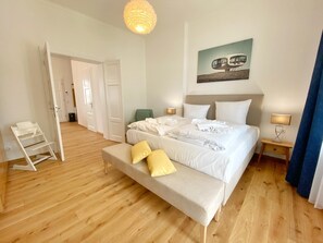 1 chambre, fer et planche à repasser, lit de bébé portatif