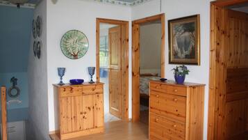 3 habitaciones, cuna de viaje y ropa de cama