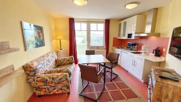 Fernseher, Tischtennisplatte, Stereoanlage