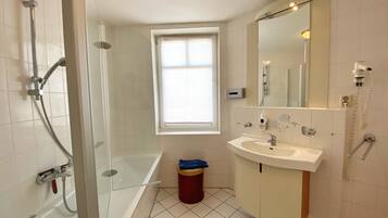 Een haardroger, handdoeken