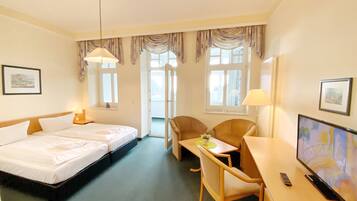 Schreibtisch, Reisekinderbett, kostenloses WLAN, Bettwäsche