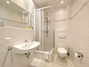 Douche, serviettes fournies