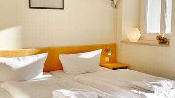 Schreibtisch, Reisekinderbett, kostenloses WLAN, Bettwäsche