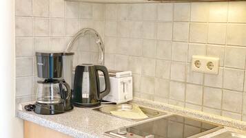 Kühlschrank, Mikrowelle, Herdplatte, Wasserkocher mit Kaffee-/Teezubehör