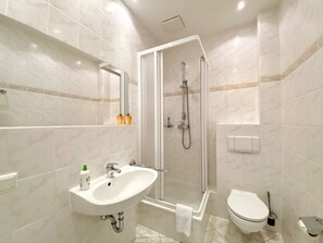 Een douche, handdoeken