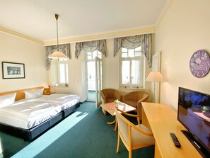 Desk, travel crib, free WiFi, bed sheets - Sea view apartment no. 22 in the Villa Anna in Sassnitz on Rügen (Sassnitz)