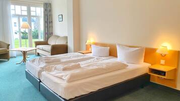 Een bureau, reisbedje, gratis wifi, beddengoed