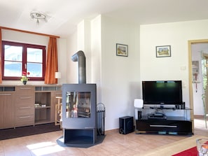 TV, peis, DVD-spiller og stereoanlegg