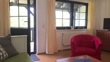 Fernseher, TischfuĂball, Tischtennisplatte