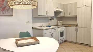 Kühlschrank, Ofen, Herdplatte, Wasserkocher mit Kaffee-/Teezubehör