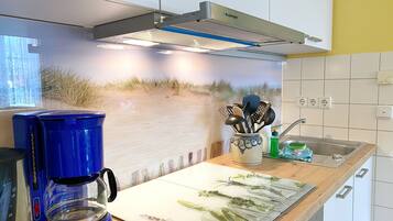 Réfrigérateur, micro-ondes, plaque de cuisson, lave-vaisselle