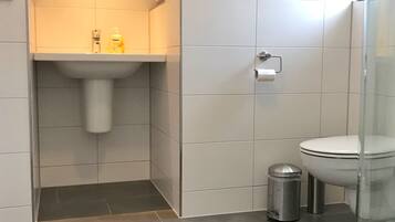 Een douche, handdoeken