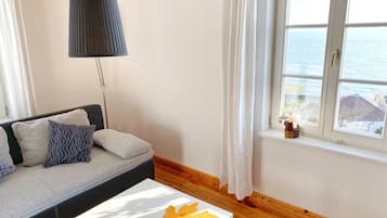 Tv, eldstad och en stereo