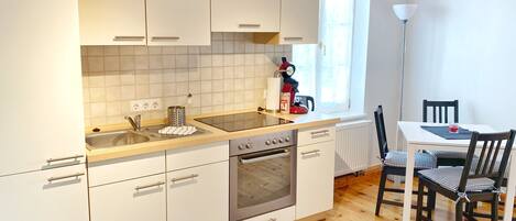Réfrigérateur, four, plaque de cuisson, cafetière/bouilloire