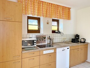 Réfrigérateur, micro-ondes, plaque de cuisson, lave-vaisselle