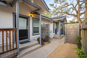 Une maison d’habitation dotée d’un porche couvert, d’une porte d’entrée et d’une boîte aux lettres.