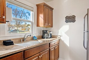 Interior - Minutes to Downtown + Deck | Paso Robles Wine Country | Paso on Oak (Paso Robles)