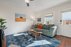 Smart TV, offices - Minutes to Downtown + Deck | Paso Robles Wine Country | Paso on Oak (Paso Robles)